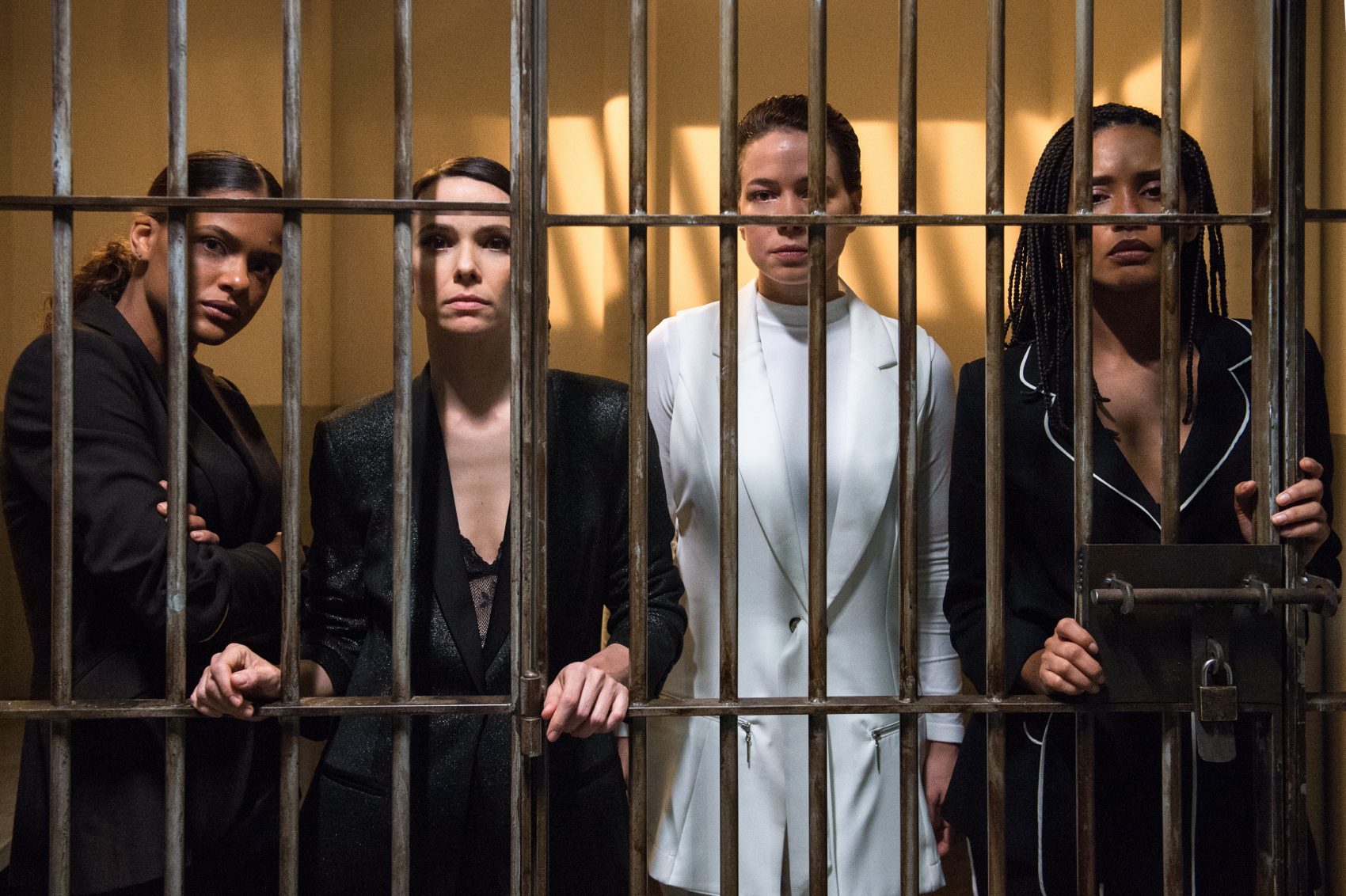 Fábio Rocha/Globo As Aruanas Clara (Thainá Duarte), Natalie (Débora Falabella), Luiza (Leandra Leal) e Verônica (Taís Araújo) atrás das grades: série mostra ameaças a ativistas (Foto: Globo/Fabio Rocha)