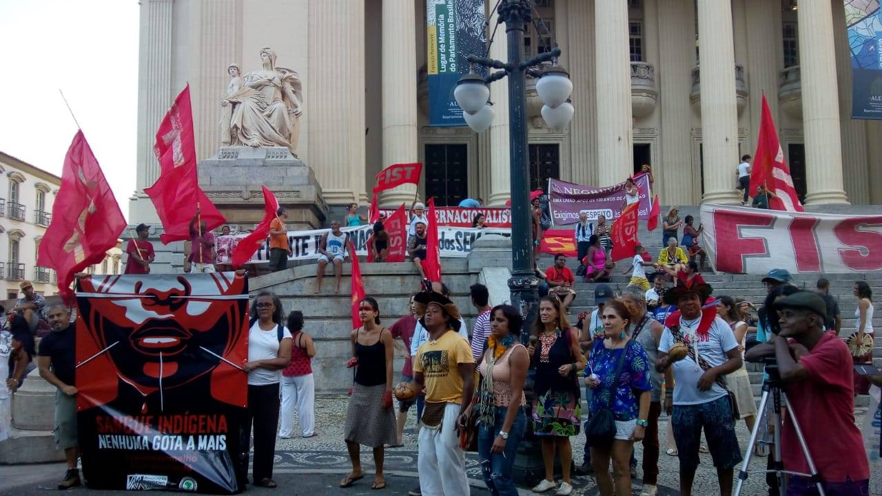 Foto de Makko Jaibaras/ Cimi Protesto no Rio, em frente a Alerj. Foto de Makko Jaibaras/ Cimi