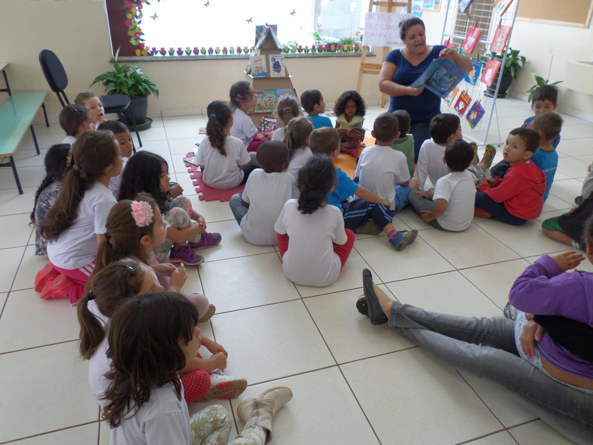 Foto de Divulgação Professor em atividade de leitura. Foto de Divulgação