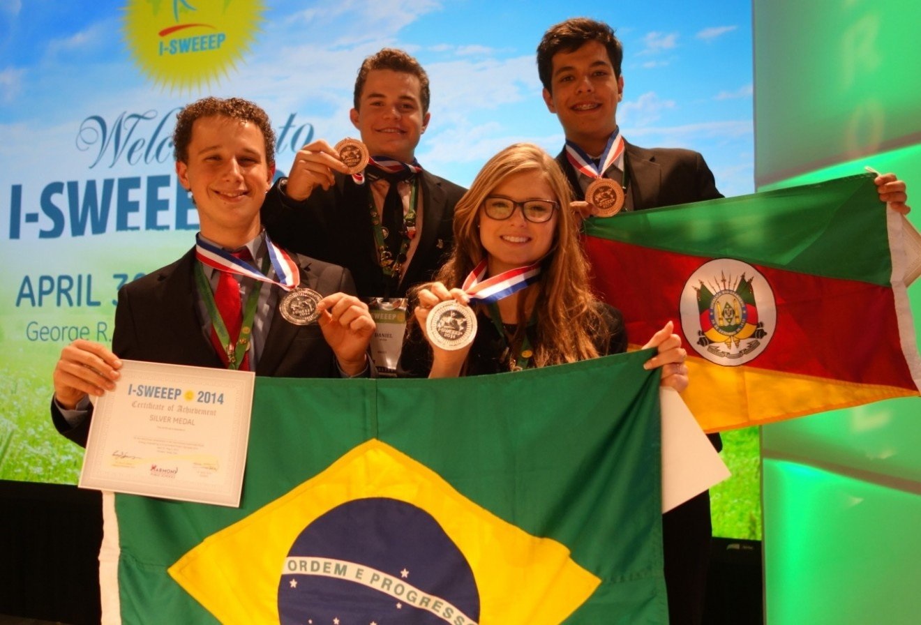 Foto Arquivo Pessoal Spohr e Cirio recebem o prêmio da International Sustainable World (Energy, Engineering & Environment) Project Olympiad, em Houston, Texas (EUA). Foto Arquivo Pessoal