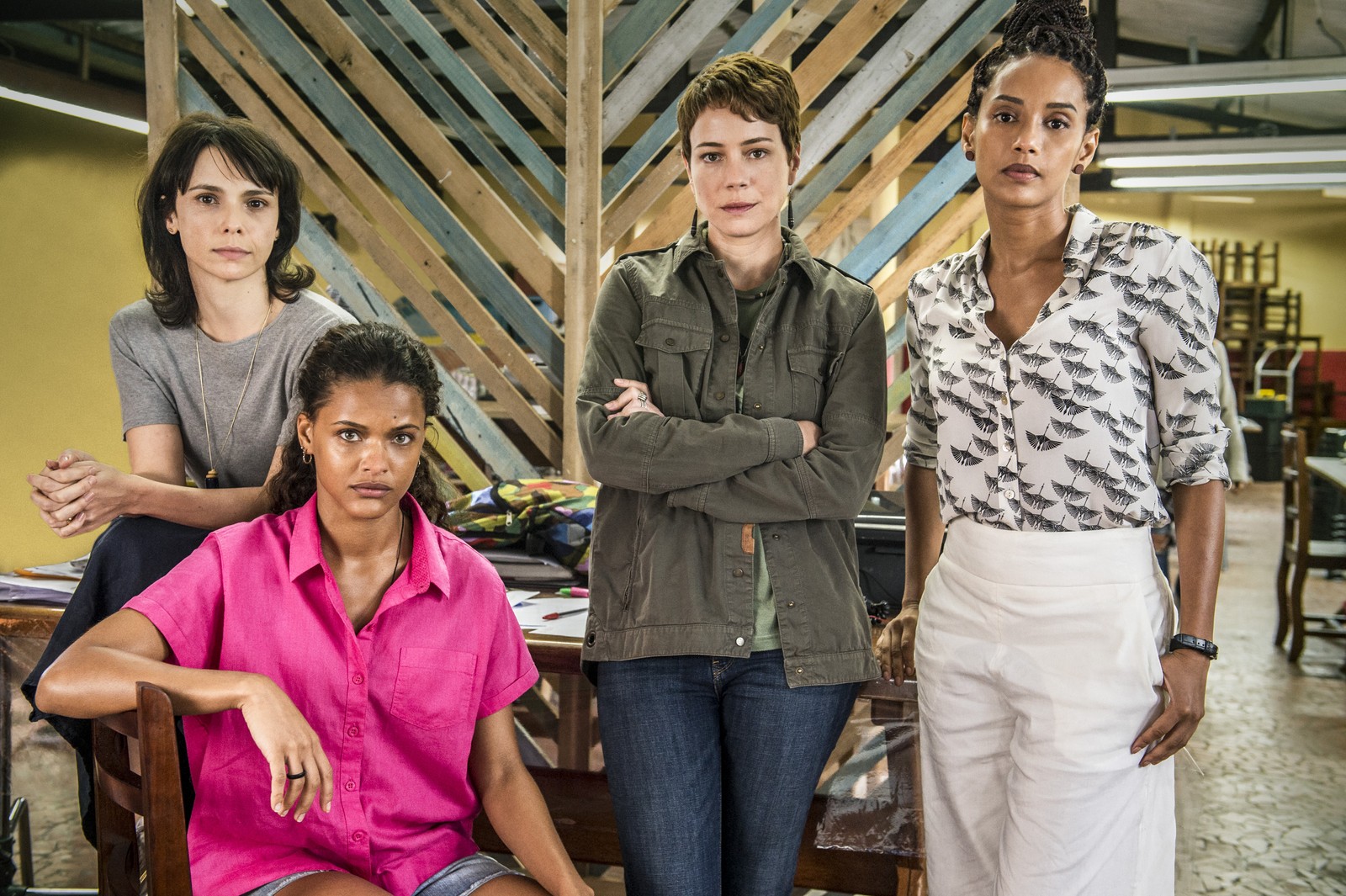 Débora, Thainá, Leandra e Taís nas gravações de Aruanas: gravações na Amazônia com equipe com quase 50% de mulheres e participação de moradores da região (Foto: Globo/Fabio Rocha)