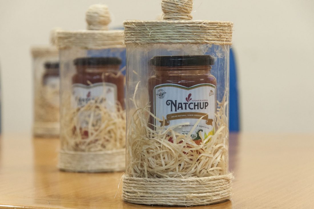 Natchup, molho à base de acerola, beterraba e abóbora: criado na Universidade Federal do Ceará e produzido e distribuído pela iniciativa privada (Foto: Viktor Braga/UFC)