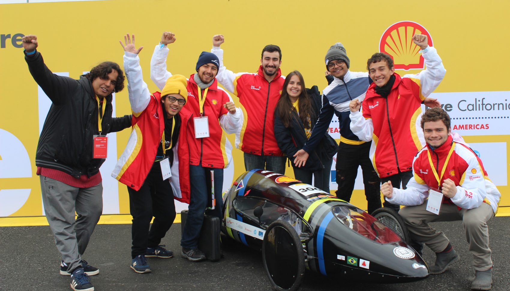 A equipe Milhagem UFMG coim seu carro elétrico: 25 quilos e 2,40m para poder rodar mais tempo, gastando menos energia (Foto: Equipe Milhagem UFMG)