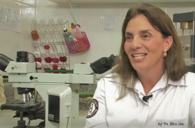 A professora Monica Calasans, coordenadora da pesquisa sobre a prótese dentária: 'Infelizmente com os cortes que o setor de pesquisa vem sofrendo nesses últimos anos, cada vez mais encontramos dificuldades financeiras para manutenção dos laboratórios e das pesquisas' (Foto: Divulgação/UFF)