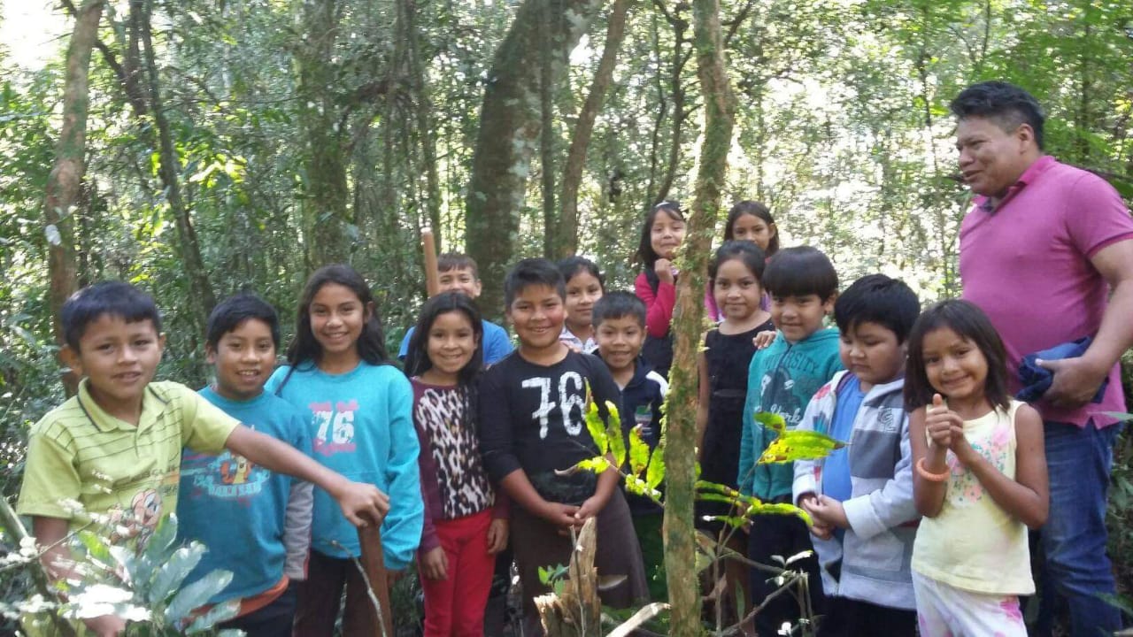 Professor Rogério Antonio com alunos de escola indígena: tradutor e primeiro de sua tribo a frequentar universidade (Foto: Divulgação)