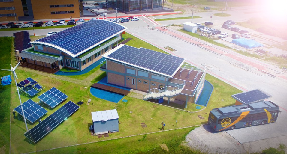 Energia elétrica utilizada para recarregar o ônibus é gerada pelo sol, em placas fotovoltaicas instaladas nos telhados do laboratório da universidade (Foto: Divulgação/UFSC)