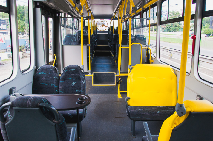 Interior do ônibus com 38 lugares para sentar, internet wifi e espaço para reunião: financiamento coletivo para prolongar projeto (Foto: Divulgação/UFSC
