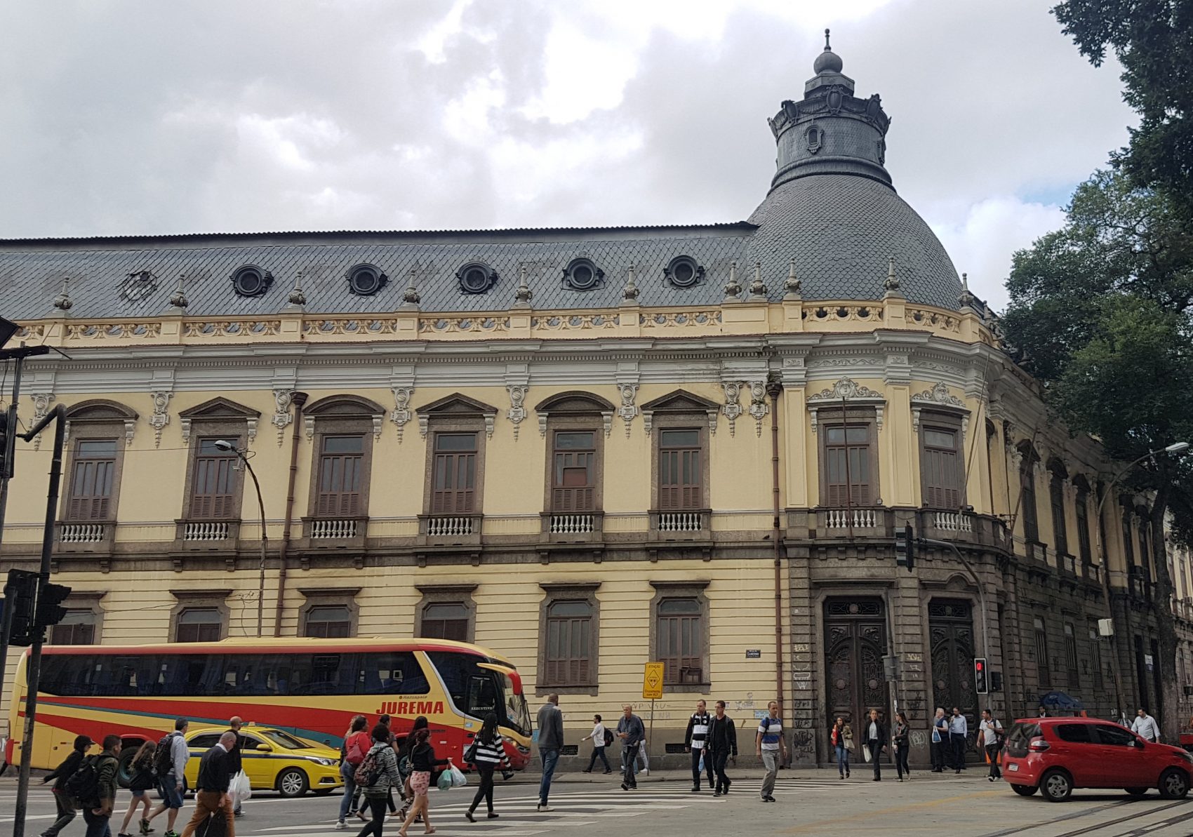 Colégio Pedro II, inaugurado em 1837, na Rua Larga, então uma das mais importantes do Rio: impasse entre prefeitura e VLT deixa em dúvida futuro da via (Foto: Oscar Valporto)