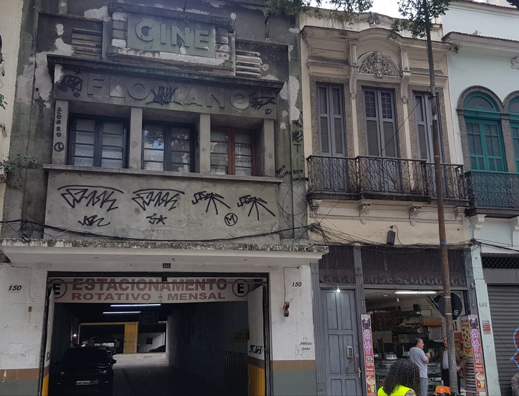 Fachada mal-tratada do Cine Floriano, inaugurada em 1936 e fechado há décadas, ao lado de sobrado de 1907: conservação precária (Foto: Oscar Valporto)