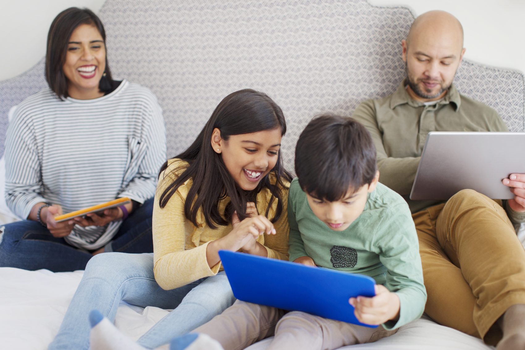 Família usando computadores: até mesmo o envio de emails consome energia (Foto: Science PHoto Library/AFP)