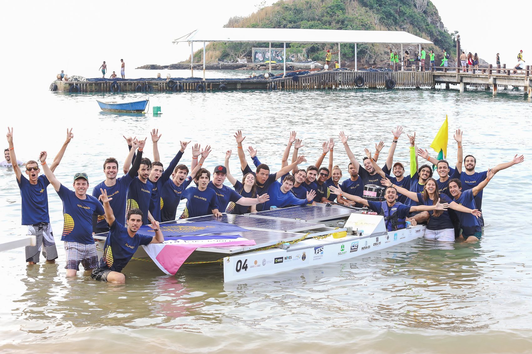 Equipe do Solares festeja conquista no Rio: projeto tem 40 estudantes dos cursos de Engenharia Mecânica e Elétrica, Arquitetura e Urbanismo e Comunicação Social e a missão de explorar as aplicações da energia solar e capacitar os membros e a comunidade (Foto: Solares/Divulgação)