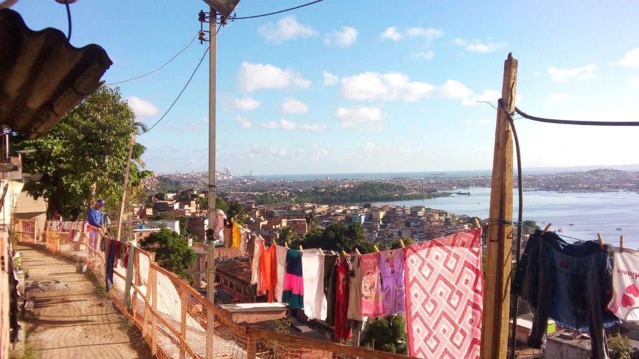 Bairro do Alto do Cabrito: vista do dique mas saneamento precário e alto índice de doenças (Foto: Ricardo Lustosa)