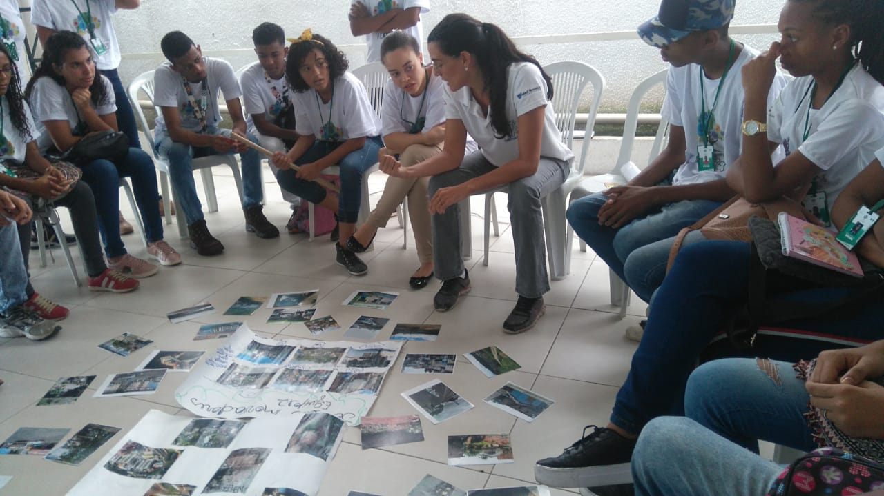 Pesquisadora do Instituto de Saúde Coletiva da Ufba com jovens dos bairros: oficinas para entender a doença e participar da pesquisa (Foto: Terezinha Jesus)