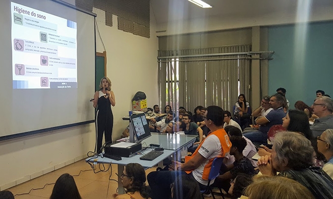 A professora Monica Levy Andersen durante palestra na Reunião Anual da SBPC: pesquisa indica que um terço dos moradores de São Paulo sofre de algum distúrbio do sono (Foto: Elton Alisson/Agência Fapesp)