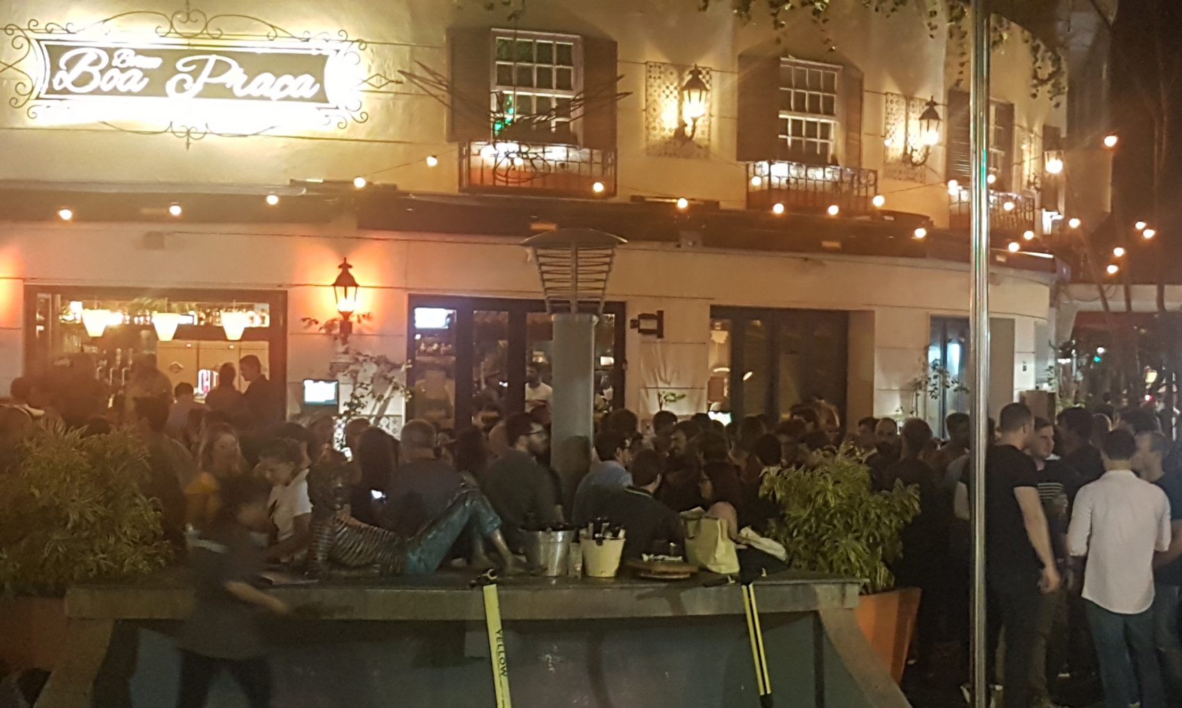 Calçada lotada numa quinta-feira en frente bar vizinho à estátua do poeta Cazuza: a praça é do povo (Foto: Oscar Valporto)