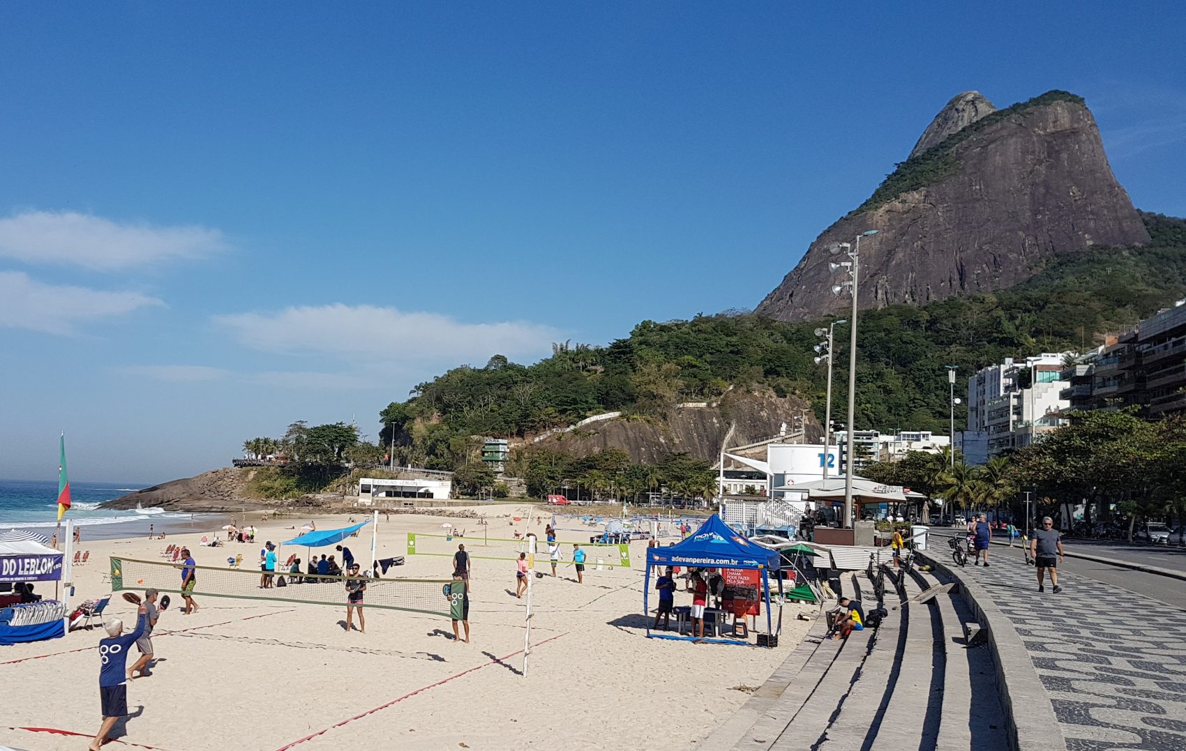 Morro Dois Irmãos, símbolo do Leblon há bem mais de um século: centenário da planta de loteamento do bairro (Foto: Oscar Valporto)