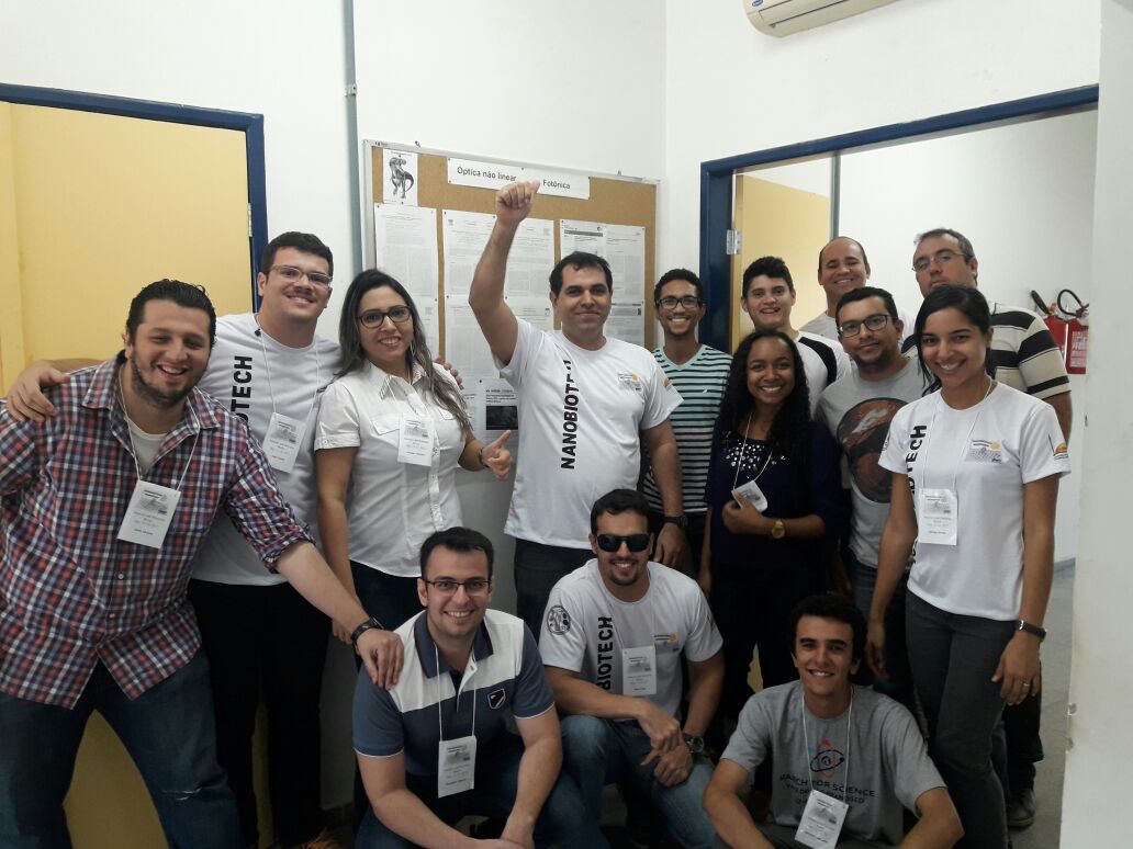 Grupo do Laboratório de Espectroscopia de Impedância e Materiais Orgânicos da Universidade Federal do Vale do São Francisco: linha de costura que armazena energia (Foto: Divulgação)