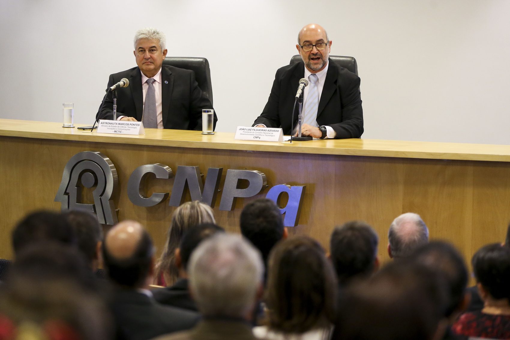 O presidente do Conselho Nacional de Desenvolvimento Científico e Tecnológico (CNPq), João Luiz Filgueiras de Azevedo, com o ministro Marcos Pontes: rombo de R$ 330 milhões no orçamento de 2019 (Foto: Marcelo Camargo/Agência Brasil)