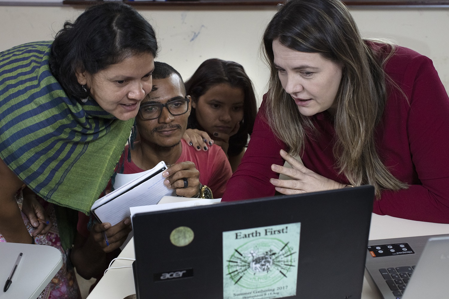 Foto Marizilda Cruppe A professora Regina Zarpellin (dir) orienta estudantes do curso de Direito da Terra da Universidade Federal do Sul e Sudeste do Pará (Unifesspa). Foto Marizilda Cruppe