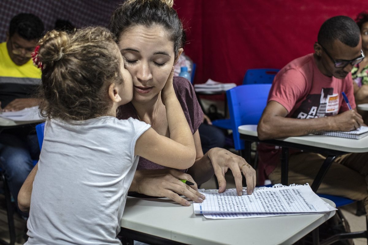 Foto Marizilda Cruppe Wane da Silva Gonçalves, 26 anos, e sua filha Rita Mariah, de 4 anos, durante uma aula do curso de Direito da Terra, na Universidade Federal do Sul e Sudeste do Pará (Unifesspa), em Marabá. Foto Marizilda Cruppe