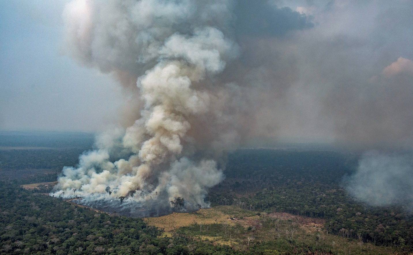 Foto Victor Moriyama/Greenpeace/AFP Incêndio na floresta perto do município de Candeias do Jamari, em Rondônia. Feita em 24 de agosto. Foto Victor Moriyama/Greenpeace/AFP