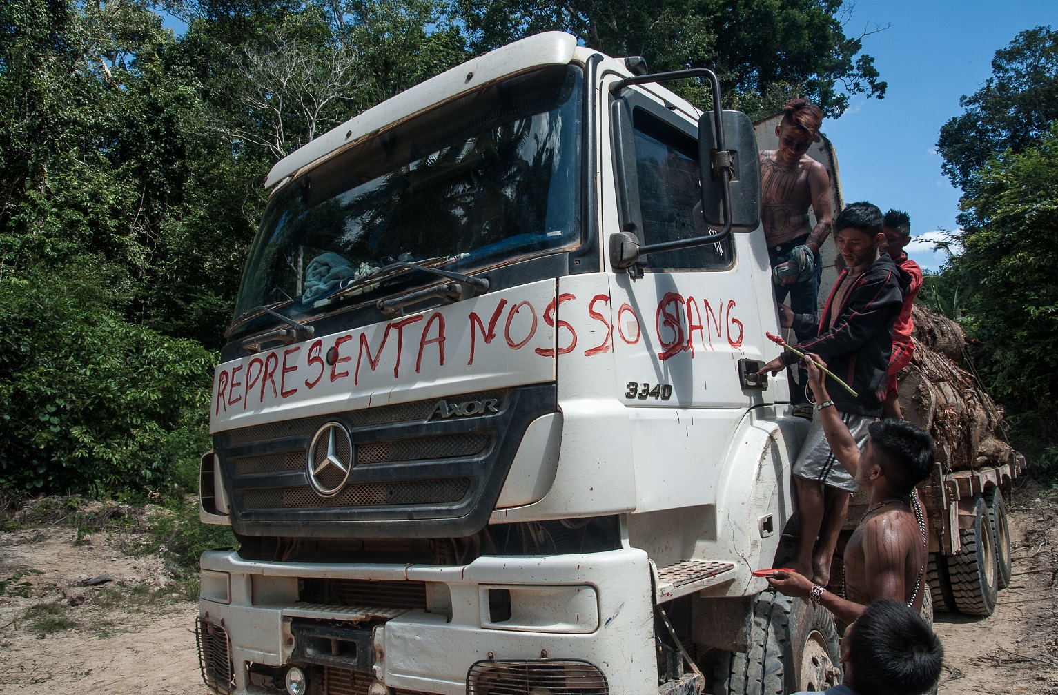 Mundurukus pintam o caminhão usado pelos madeireiros que invadiram as suas terras no Pará. Foto Anderson Barbosa