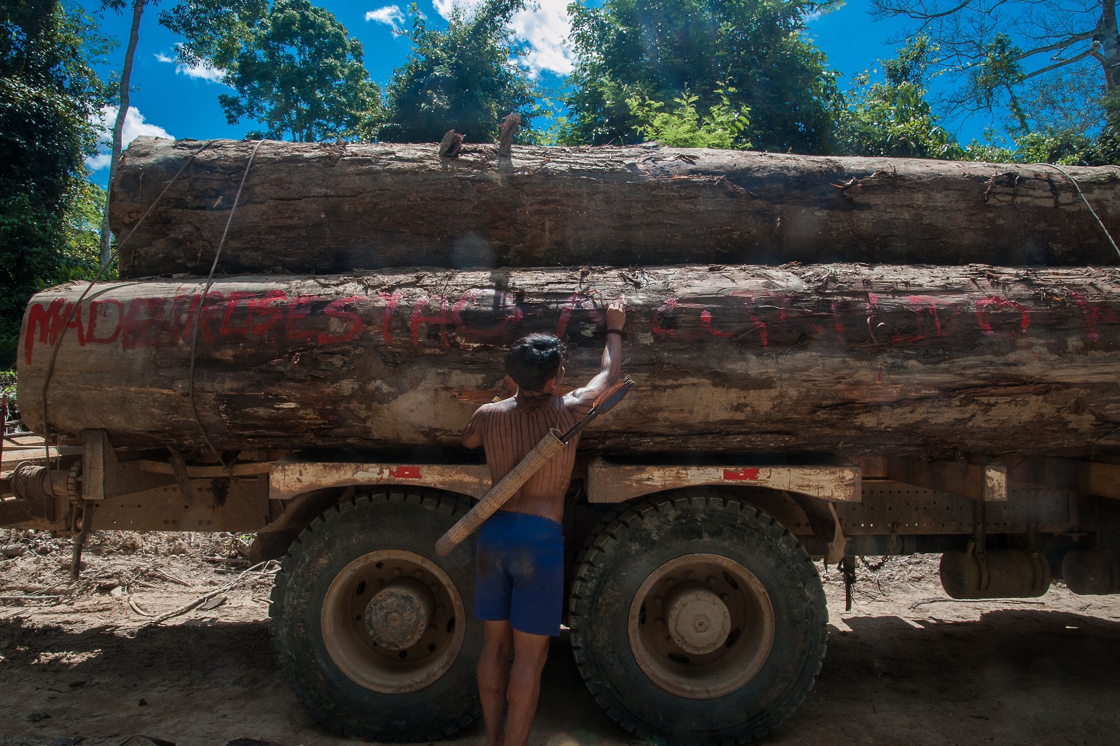 Durante dez dias, organizados em cinco grupos, os indígenas percorreram cerca de 100 km dentro da Terra Indígena Sawré-Muybu e encontraram dois grupos de madeireiros ilegais. Foto Anderson Barbosa