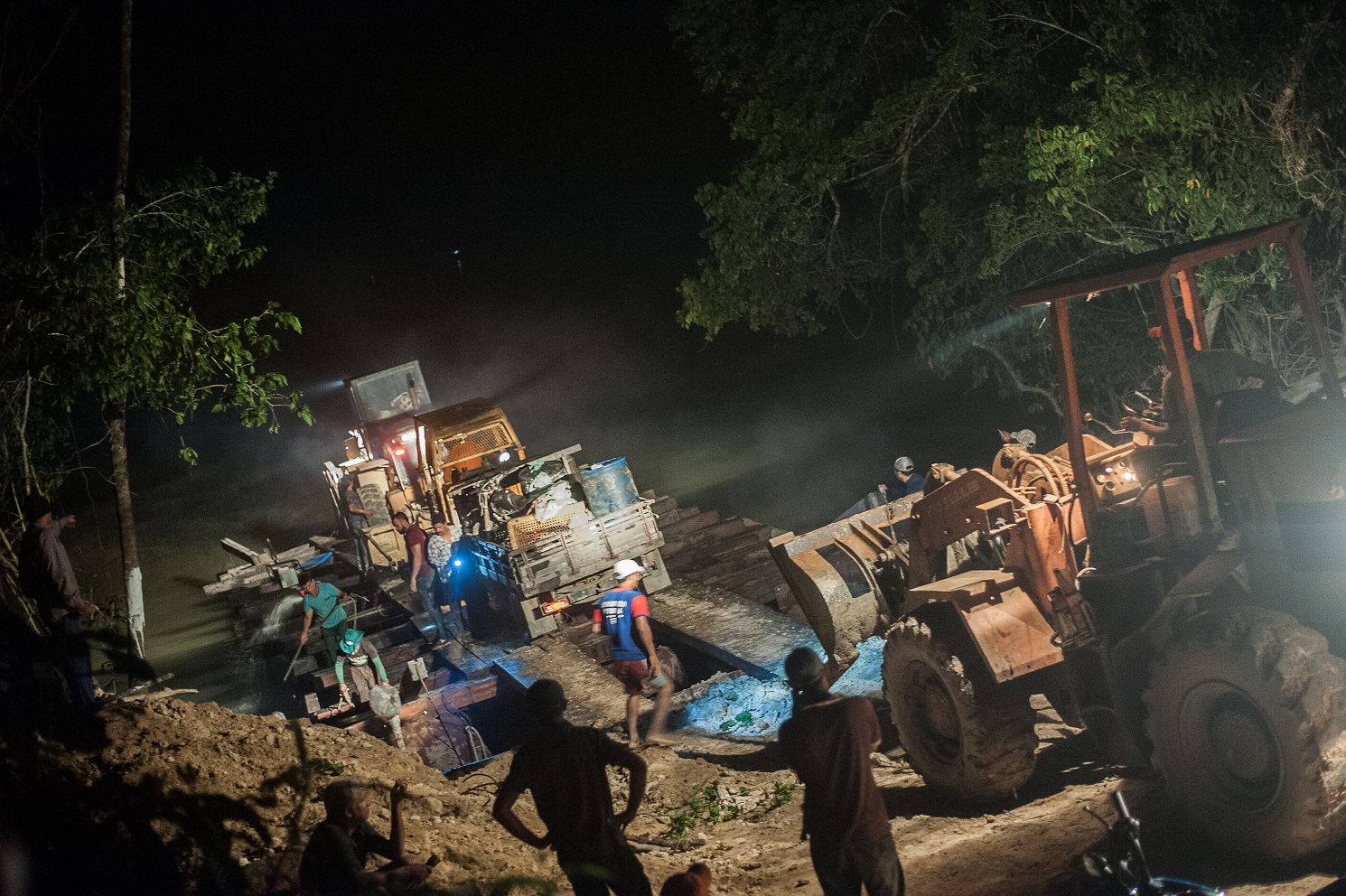 Tratores e caminhões dos invasores expulsos pelos indígenas Munduruku do Alto e Médio Tapajos. Foto Anderson Barbosa