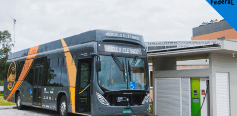 O eBus da UFSC carregando: 100 mil quilômetros rodados em três anos em Florianópolis para testar veículo elétrico na mobilidade urbana e o uso de energia solar para este fim (Foto: Divulgação/UFSC)