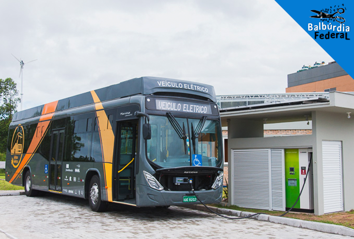 O eBus da UFSC carregando: 100 mil quilômetros rodados em três anos em Florianópolis para testar veículo elétrico na mobilidade urbana e o uso de energia solar para este fim (Foto: Divulgação/UFSC)