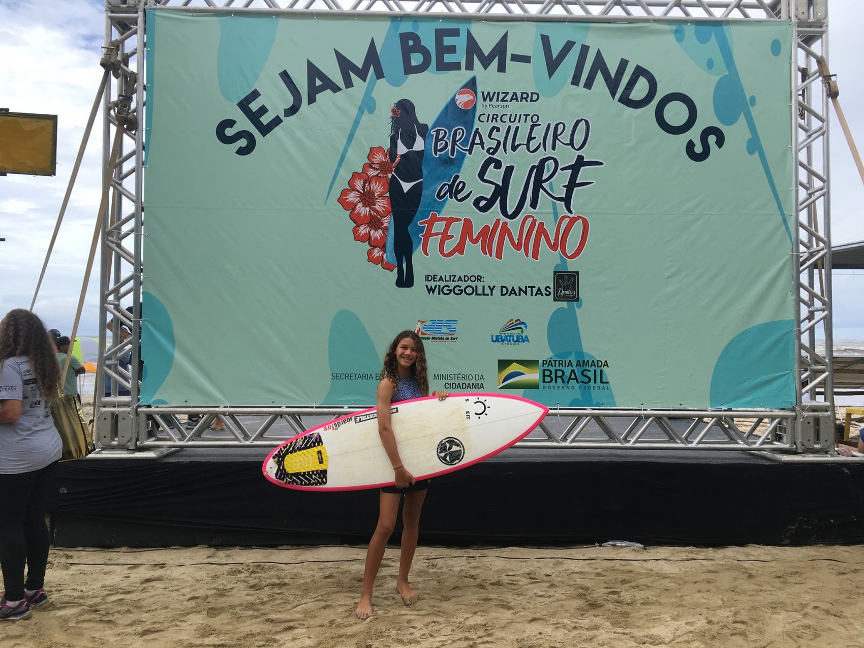 A baiana Catarina Lorenzo em campeonato de surfe em 2017: água do mar mais quente, invernos mais quentes, temporais em Salvador e consciência climática precoce (Foto: Reprodução Facebook)
