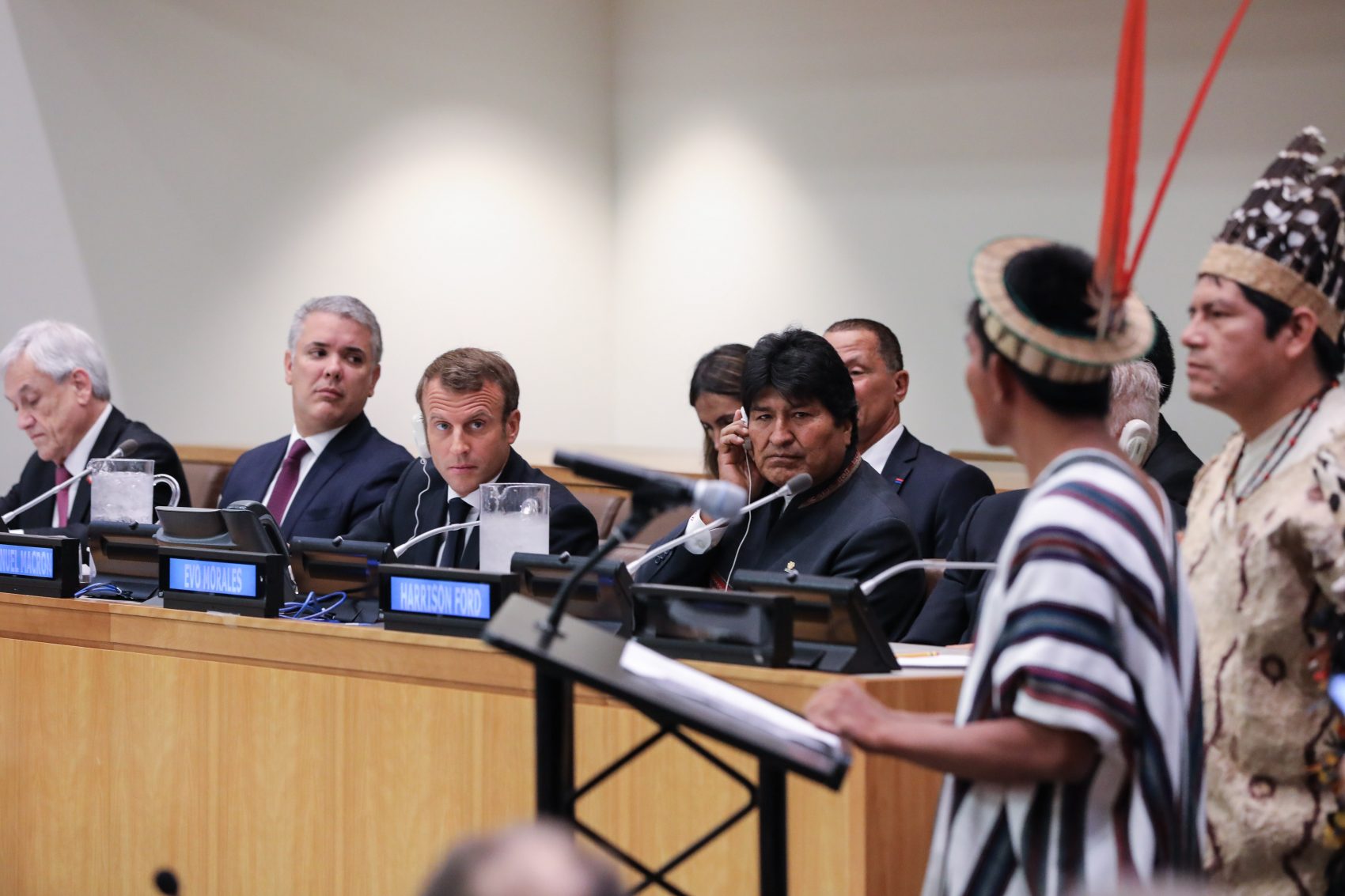 Ao lado dos presidentes do Chile Sebastian Pinera, da Colômbia, Ivan Duque, e da Bolívia, Evo Morales, o francês Emmanuel Macron ouve líderes indígenas da Amazônia no lançamento da Aliança pelas Florestas Tropicais na sede da ONU (Foto: Ludovic Marin/AFP)