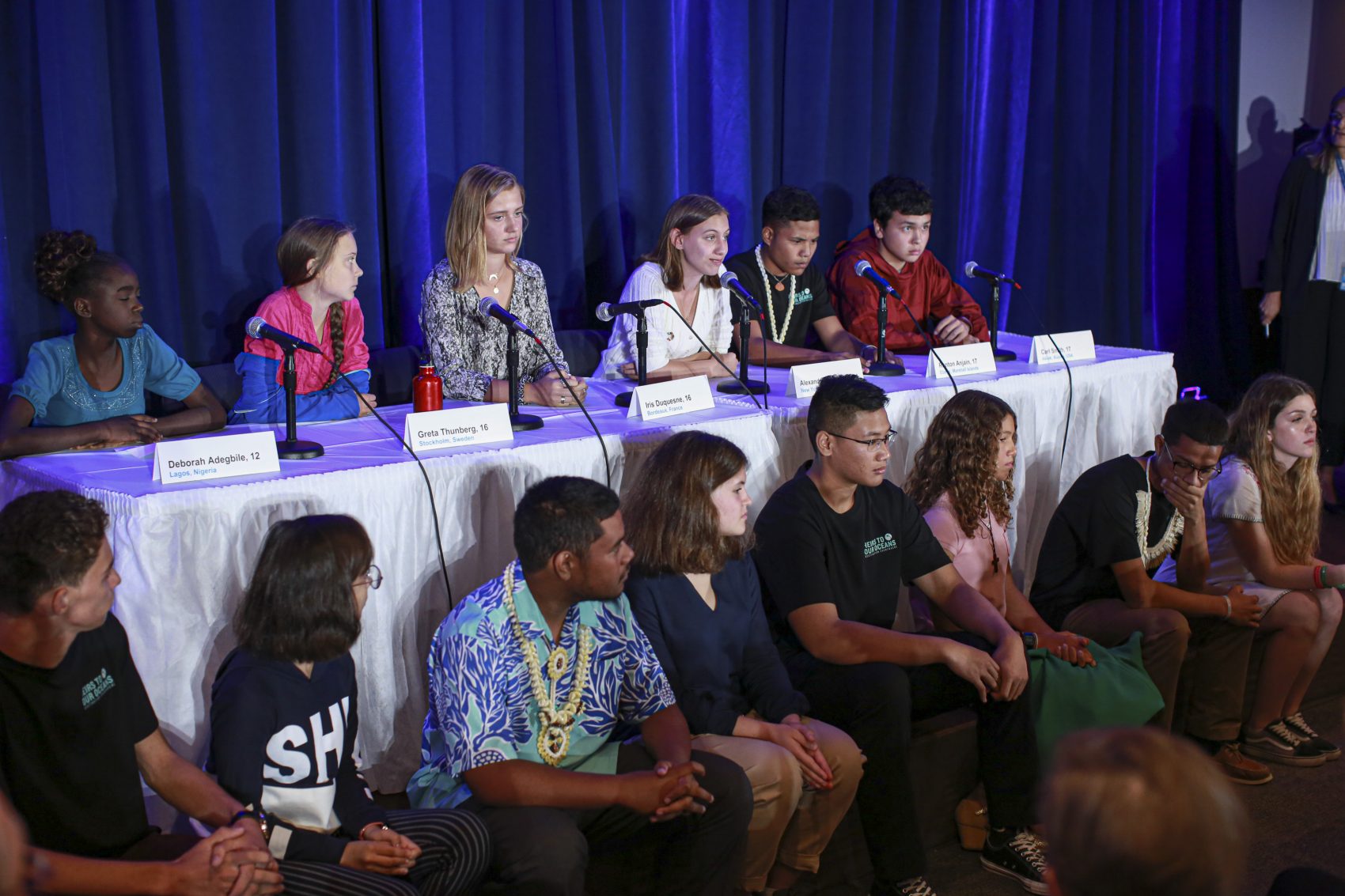 A sueca Greta Thunberg (de rosa), a francesa Iris Duquesne e americana Alexandria Villaseñor na mesa durante a entrevista coletiva para apresentar a ação: 16 jovens - entre 10 e 17 anos - assinaram a petição para a ONU (Foto: Kena Betancur / AFP)