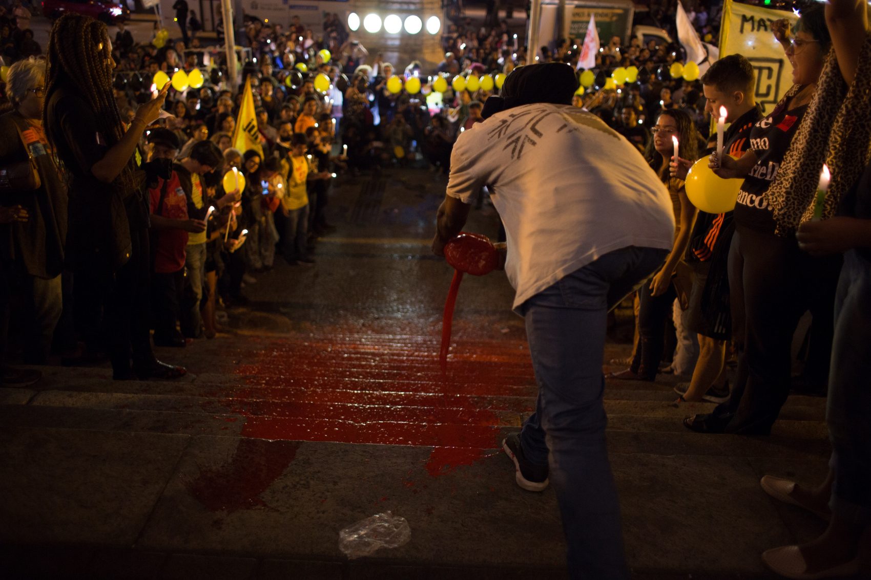 Jovem manifestante joga tinta vermelha nas escadaria da Assembleia Legislativa do Rio durante protesto contra morte da menina Agatha e o governo Wilson Witzel: OAB/RJ aponta que "política de segurança expressa preocupante desleixo com a vida e com as garantidas fundamentais da população". (Foto: Pedro Prado/DPA)