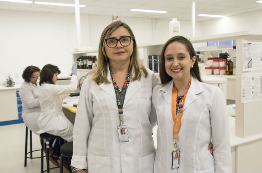 A orientadora da pesquisa, professora Nylane Nunes, com Tamiris Goebel: (Foto: Ribamar Neto/UFC)