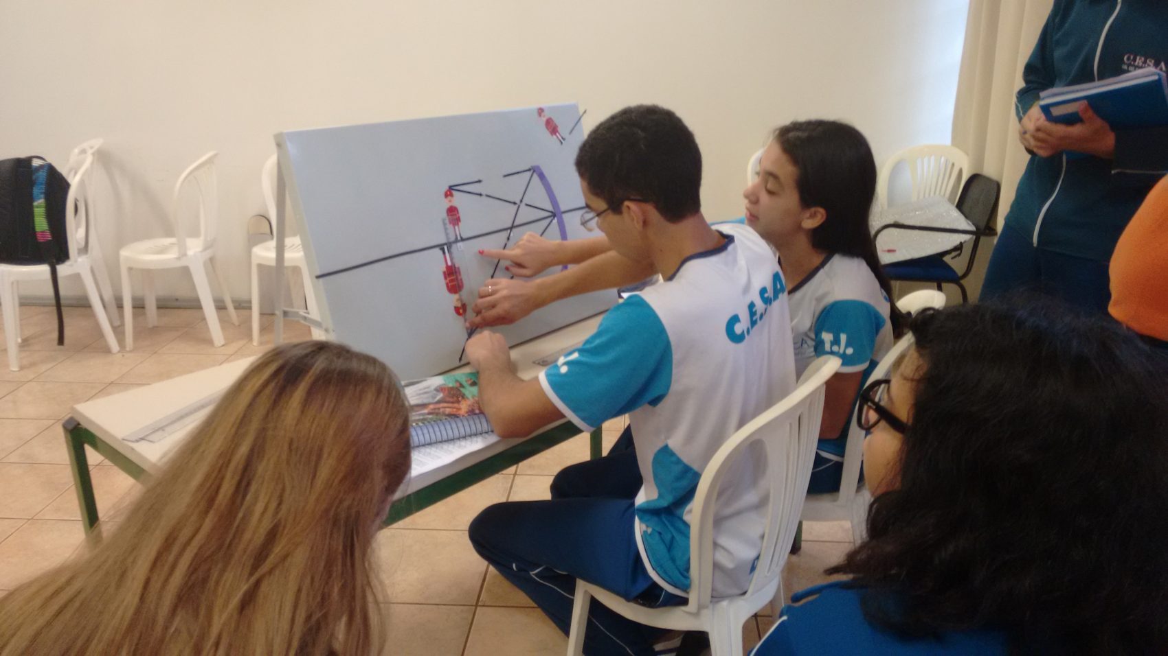 Alunos com deficiência visual acompanham aula de matemática: site desenvolvido na UFPR ajuda professores (Foto: UFPR/Divulgação)