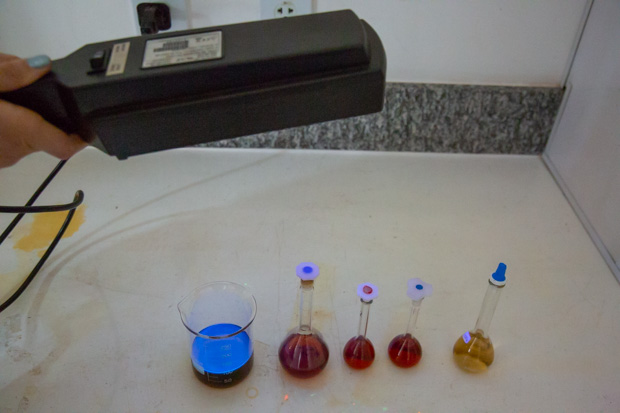 Biofertilizante (vidro à esquerda) desenvolvido no Instituto de Química é puro, atóxico e luminescente, e permite fácil adaptação às necessidades de cada cultura (Foto: André Gomes/Secom/UnB)