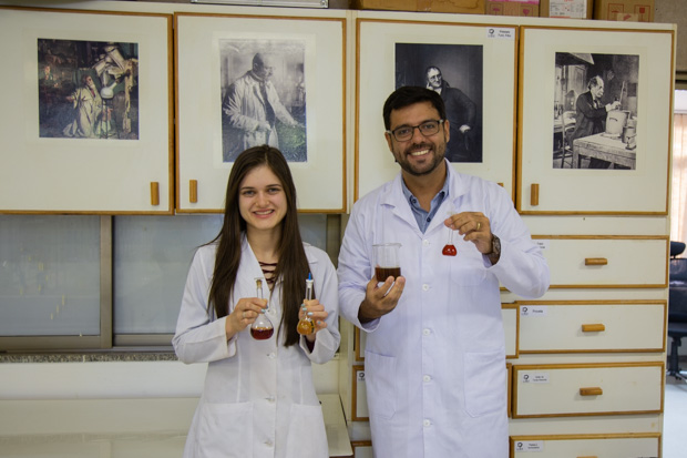 Carime Rodrigues e Rogério Faria: pesquisadores e sócios na empresa incubada na UnB para desenvolver o biofertilizante como produto (Foto: André Gomes/Secom/UnB)