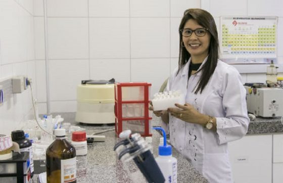 Suely Alves, além de produzir o biocimento de β-TCP, incorporou o anti-inflamatório no material e fez o estudo da liberação, para saber o quanto de concentração seria liberado (Foto: Viktor Braga/UFC)