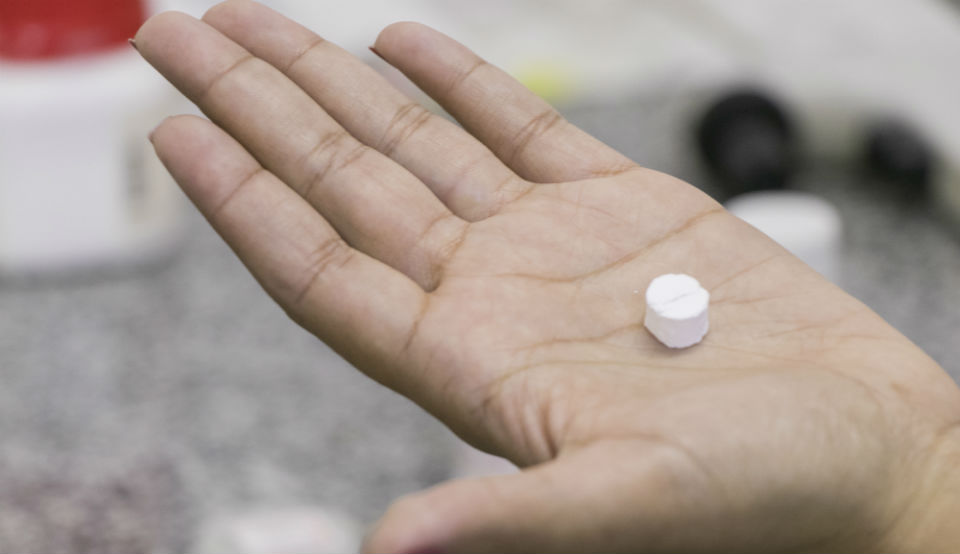 Biocimento produzido nos laboratórios da Universidade Federal do Ceará: ideia é que material seja usado como enxerto, na restauração ou substituição das partes danificadas do tecido ósseo (Foto: Viktor Fraga/UFC)