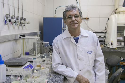 Ricardo Emilio, uma das novas linhas de pesquisa para aplicação biomédica é a utilização dos chamados biometais, a exemplo do magnésio (Foto: Viktor Braga/UFC)