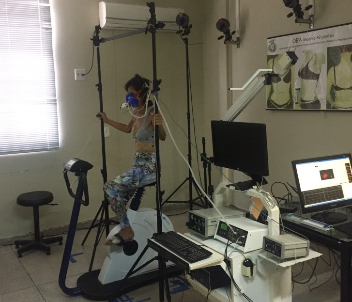 Teste no laboratório da UFRN: pesquisador explica que tratamento é como um exercício físico: no caso, o exercício é nos músculos inspiratórios e expiratórios (Foto: Divulgação/UFRN)