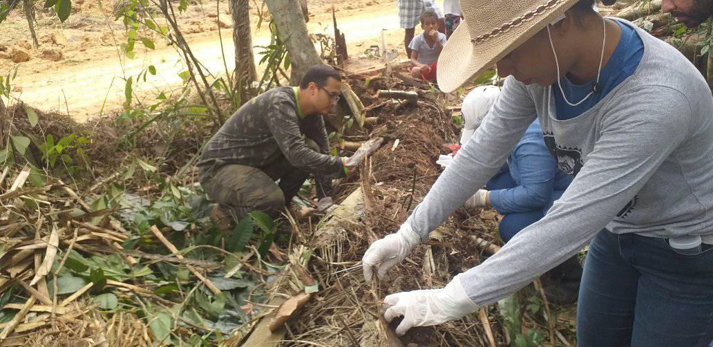 O professor Dionatas Meneguetti no trabalho de campo: como praticamente todos os pesquisadores da Ufac são de outros estados, o desafio é formar uma geração de pessoas da região para estudar a região (Foto: Arquivo Pessoal)
