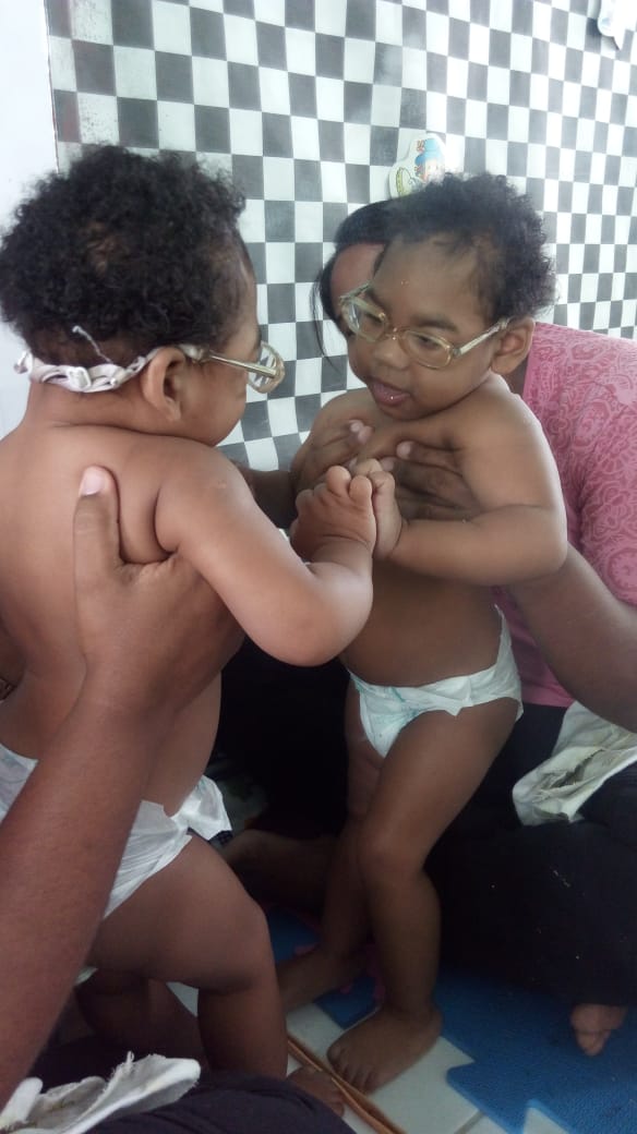 Com a ajuda da mãe, Grazi exercitava reflexos diante do espelho: melhora sensível da visão e evolução em todos os sentidos (Foto: Arquivo Pessoal)
