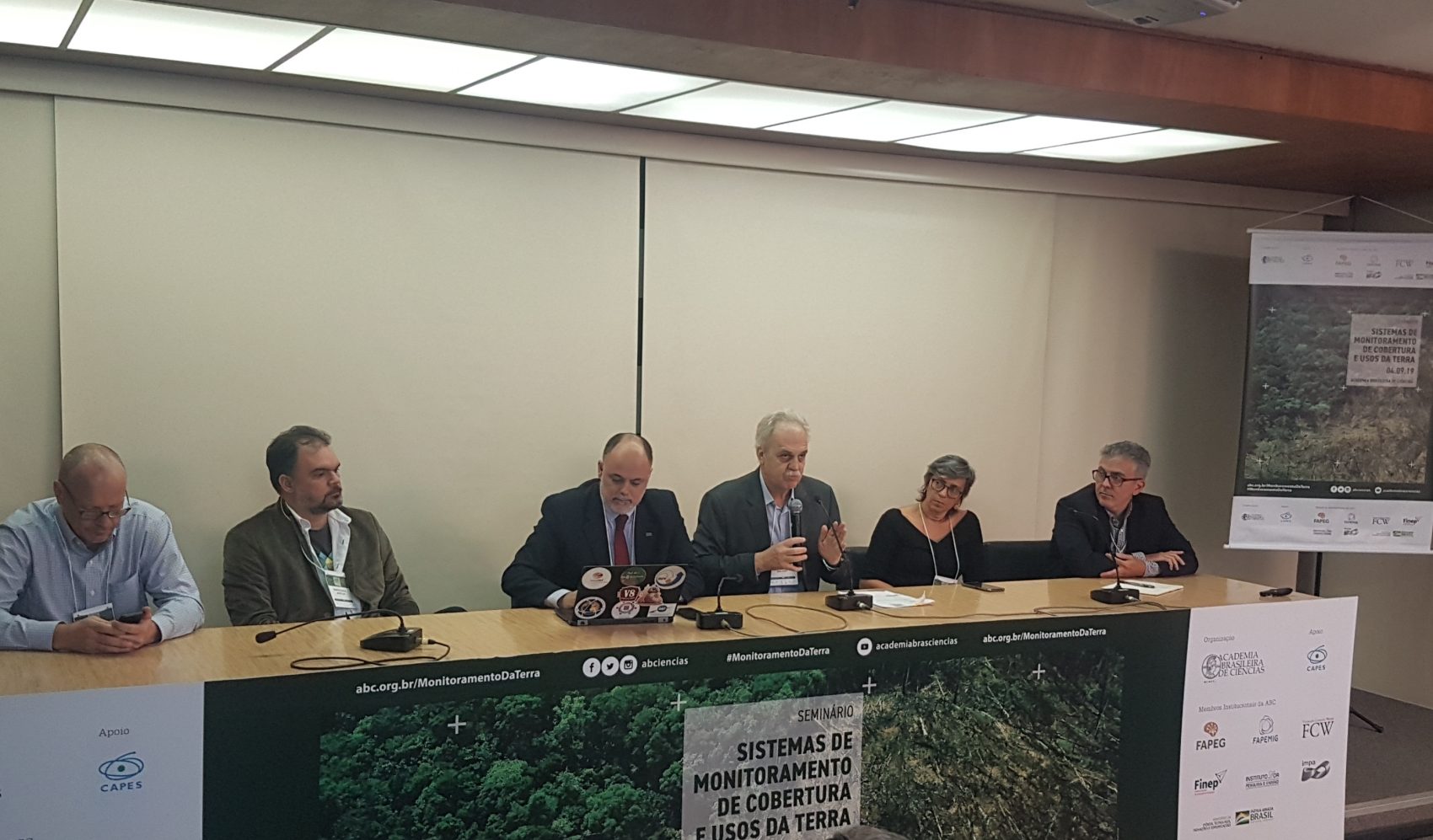 Nobre, com o microfone, entre Matt Hansen, Marcos Rosa, do MapBiomas, Claudio Almeida, do Inpe, Ane Alencar, do IPA, e Carlos Souza , do Imazon: "mais de mil alertas de desmatamento na Floresta Nacional do Jamanxim. E o Ibama não esteve lá uma única vez. Não é por falta de dados que não há fiscalização" (Foto: Oscar Valporto)