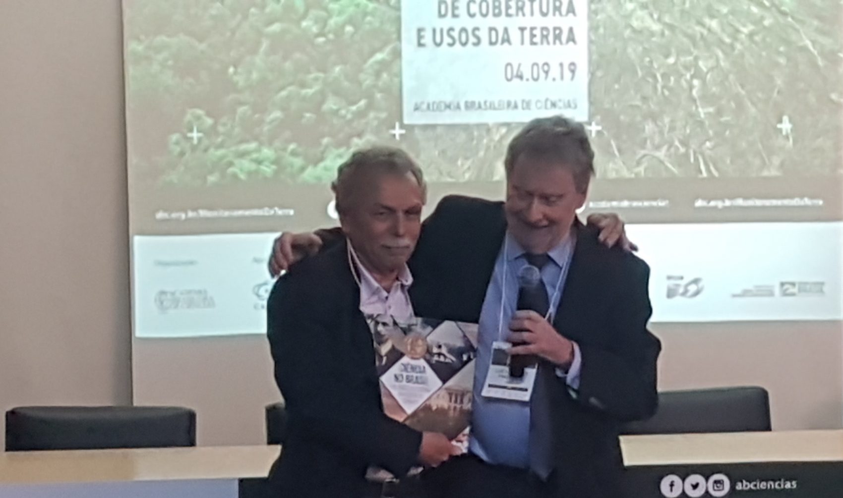 Ricardo Galvão recebe homenagem do presidente da Academia Brasileira de Ciências: após ataque ao Inpe, ex-diretor disse que Bolsonaro teve atitude "pusilânime e covarde" (Foto: Oscar Valporto)