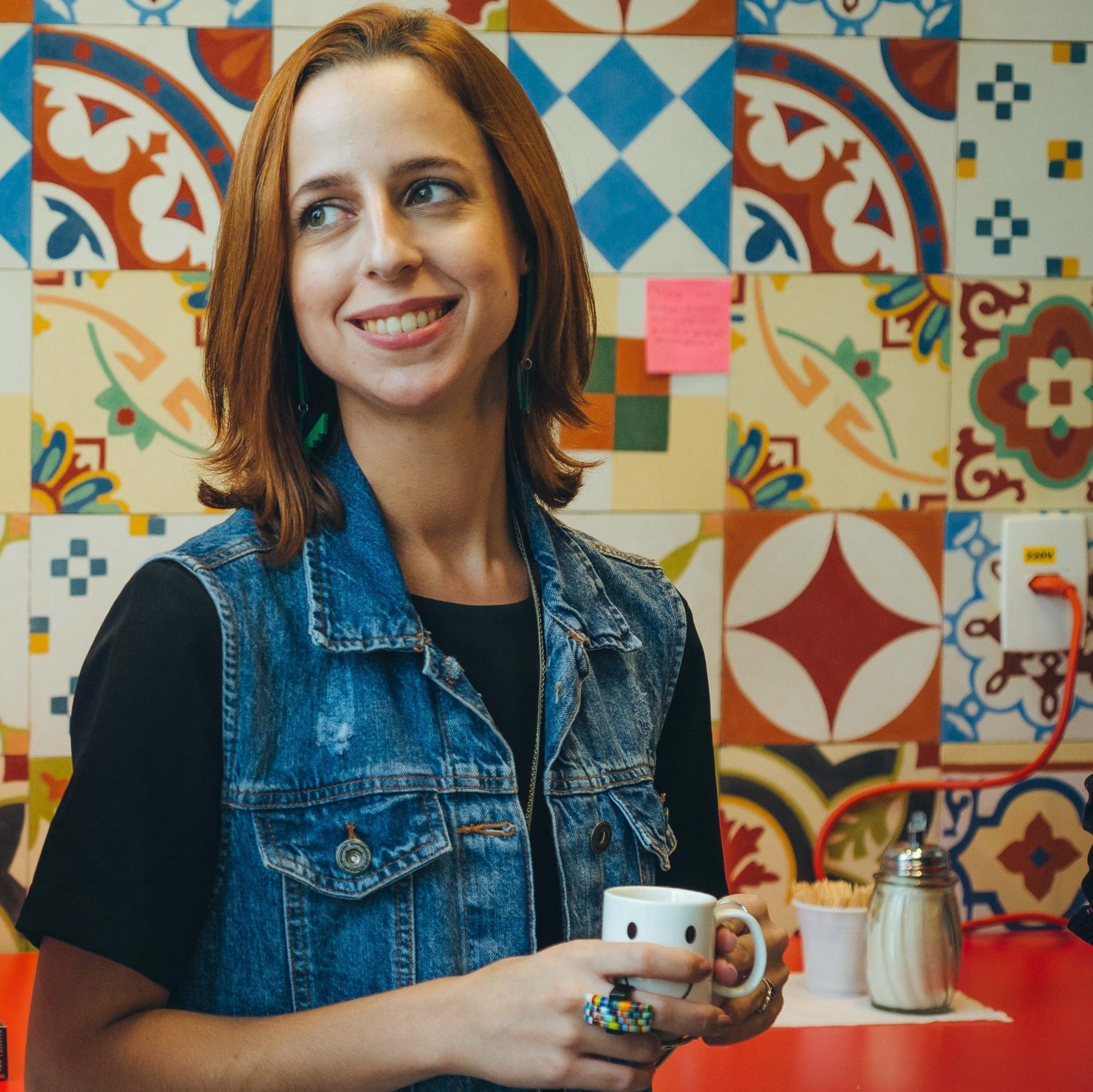Juliana Oliveira, 25 anos, com a caneca que acabou inspirando uma campanha interna da Nestlé: "#menos plástico", ela escreveu num post-it (Foto: Divulgação)