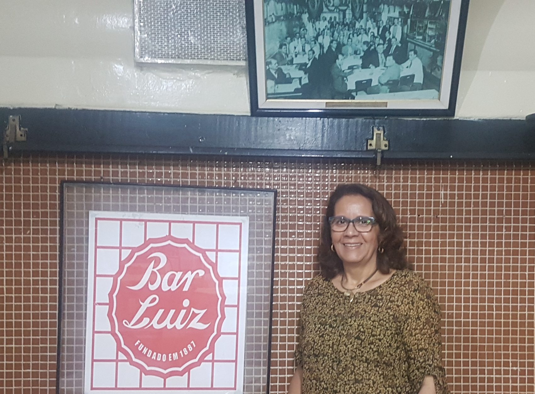 Rosana Santos, há 25 anos, sozinha à frente do Bar Luiz: tempos de crise na Rua da Carioca desde 2013 (Foto: Oscar Valporto)