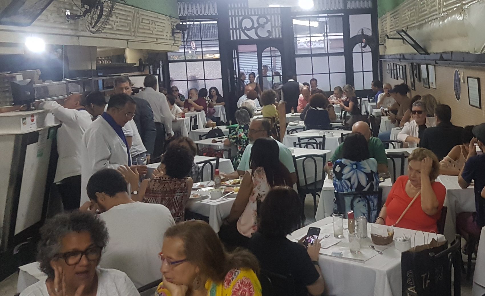 Bar Luiz: decoração tradicional e casa cheia na anunciada semana de despedida (Foto: Oscar Valporto)