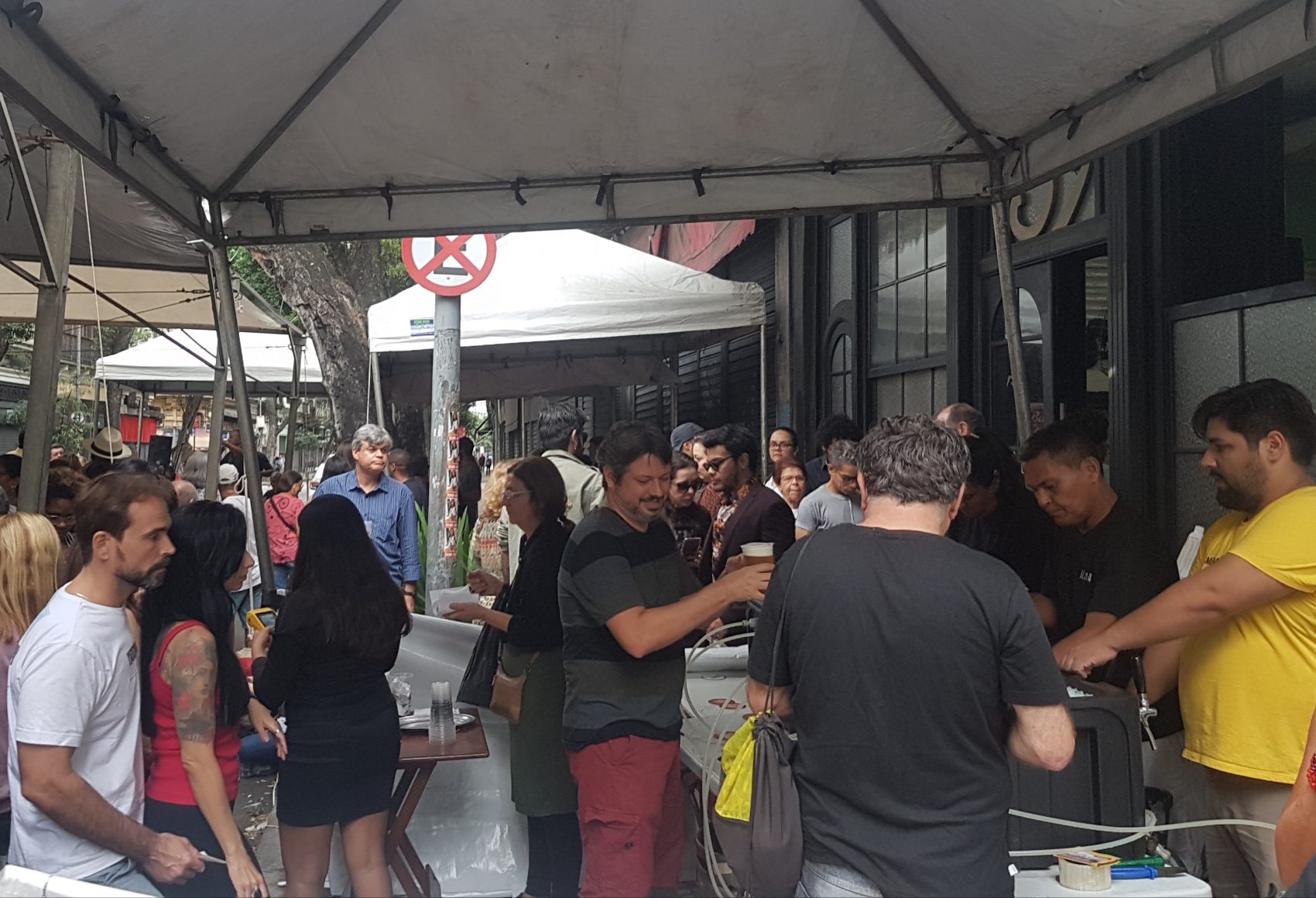 Chope e samba na rua com uma só faixa para o trânsito: a Rua da Carioca para os cariocas (Foto: Oscar Valporto)